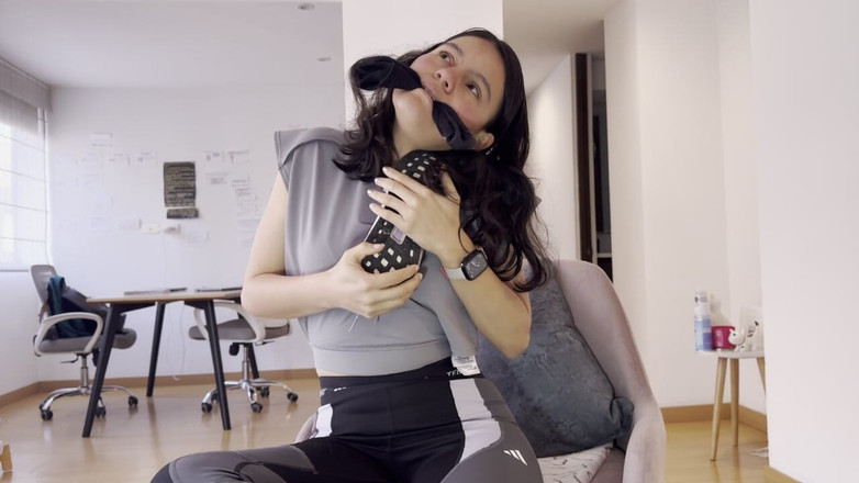 scarlettandc: 체육관에서 땀에 젖은 발을 만져 워밍업하는 여자