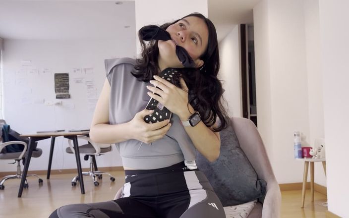 scarlettandc: Une femme s’échauffe après la salle de sport en touchant...