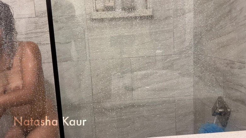 Natasha Kaur: POV: Je kijkt naar me terwijl ik douche en ik...