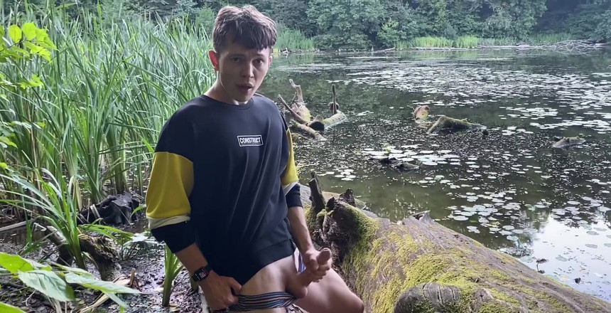 rushlightDante: Pancutan air mani di luar rumah. Seorang lelaki yang sedang...