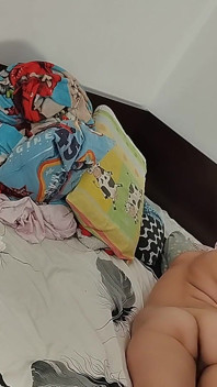 Seksowna brunetka robi nagie prace domowe w domu