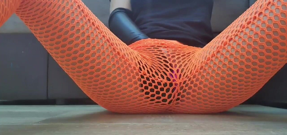 Putana dreams: Hard masturbation in leggings. Teen squirting a lot