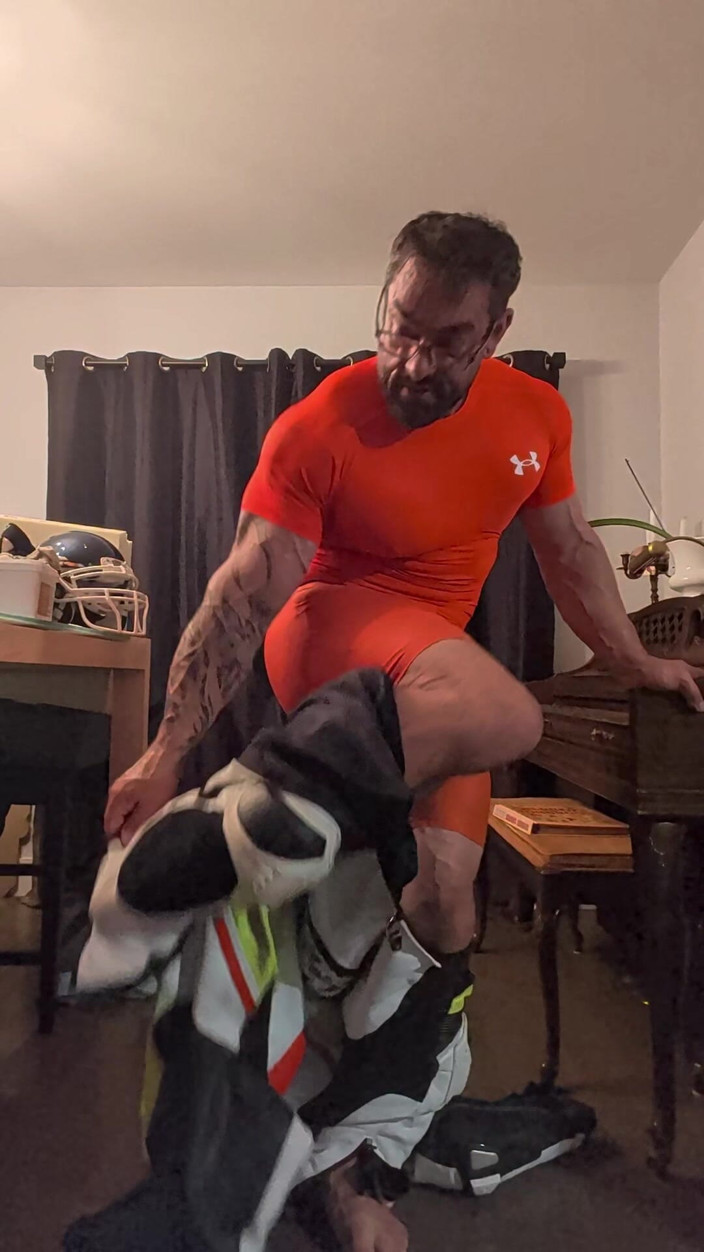 Bruiserwood: En traje de cuero de Motogp después del gimnasio