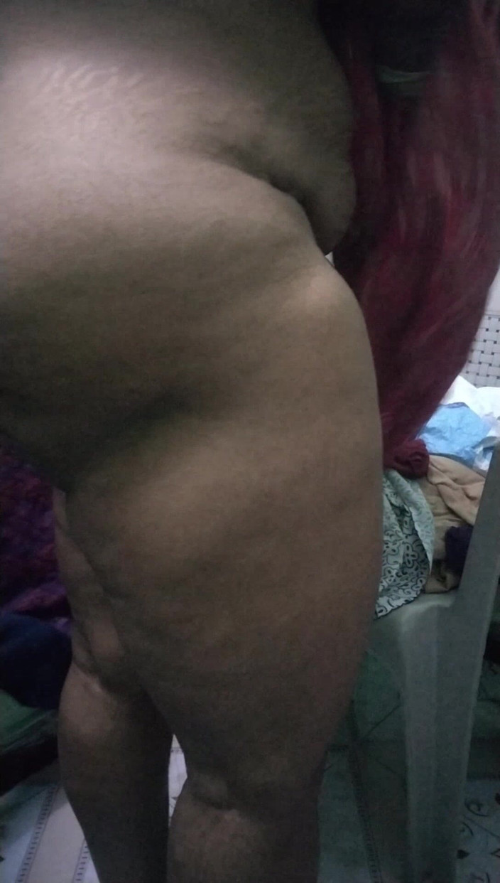 Tamil lesbian: 寝室で三人のおばさんのホットドレスを着ている