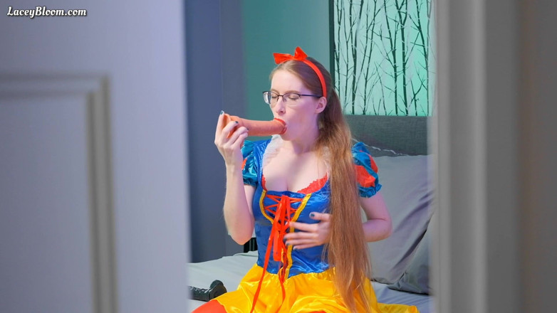 Lacey Bloom: Schneewittchen &amp;7 dildos wichsanleitung