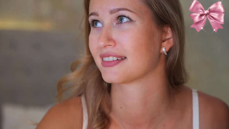 Stella Cardo: ステラはオーガズムを達成しようとして彼女のお尻にディルドを入れます