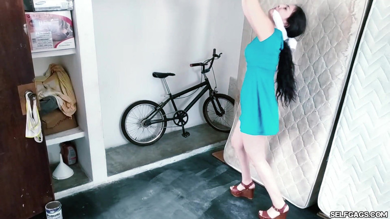 Selfgags Latina Bondage: Feestmeisje gespannen op zolder