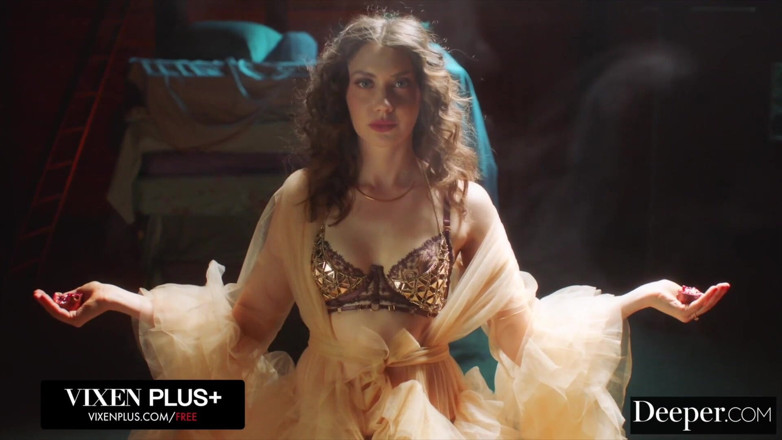 Deeper: Hlouběji. Bohyně Elena Koshka má intenzivní fantasy trojku