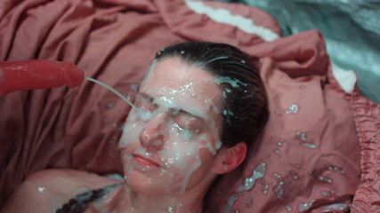 Dirty Dees: Za mało facetów na bukkake, więc pozwala mi wysadzić ją...