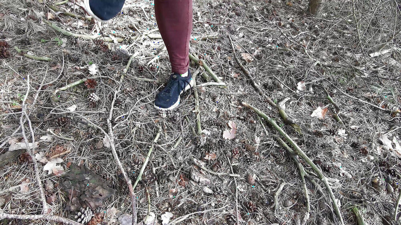 Bouncy Tits Action: Ormanda çıplak kadın vücudu