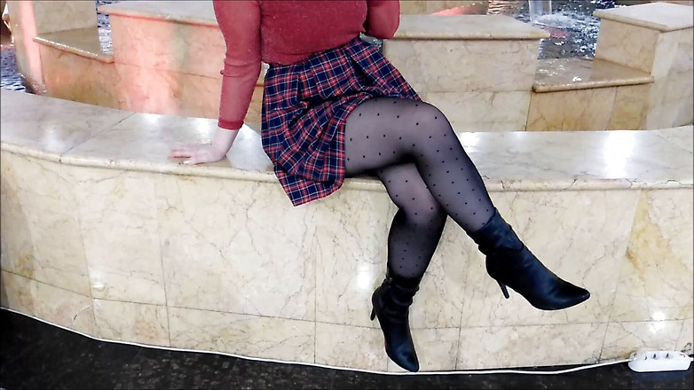 RedRoseRus: Kaki nilon di bawah skirt