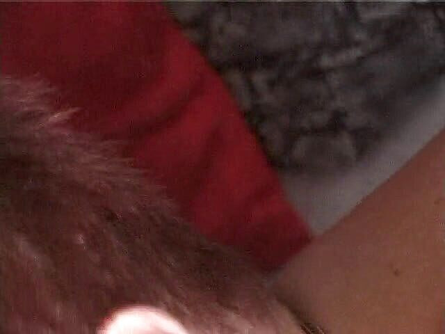 Lucky Wankerz: Rothaarige spielt mit ihren fingern und seinem schwanz