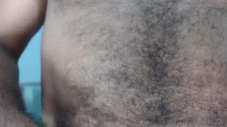 Josehairycum: Der behaarte mann zeigt seinen unbeschnittenen schwanz