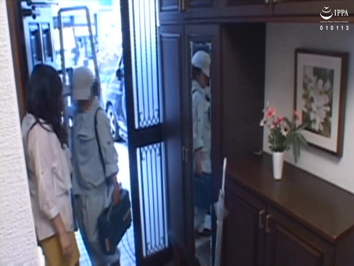 Raptor Inc: 一个想要更兴奋的家庭主妇在她的丈夫在附近的时候操了一个陌生人