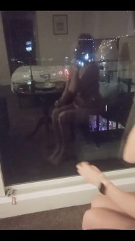 창가에서 내 반사와 함께 조금 예술이 되려고 노력하는 것은 효과가 있었어