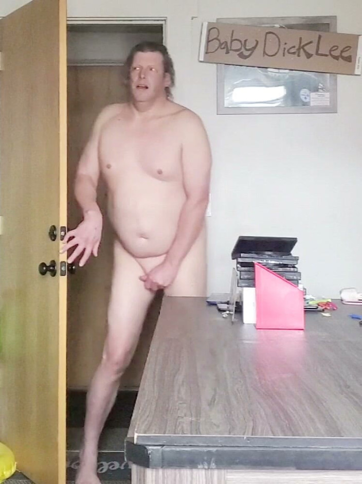 Lee Przybylowicz: Lee Przybylowicz jugando con un consolador desnuda en el pasillo