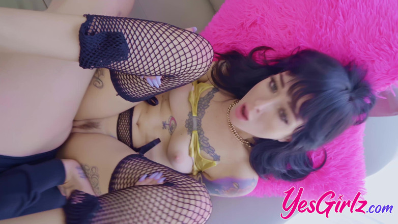 YesGirlz: Lysagna Delray amının suyunu seviyor