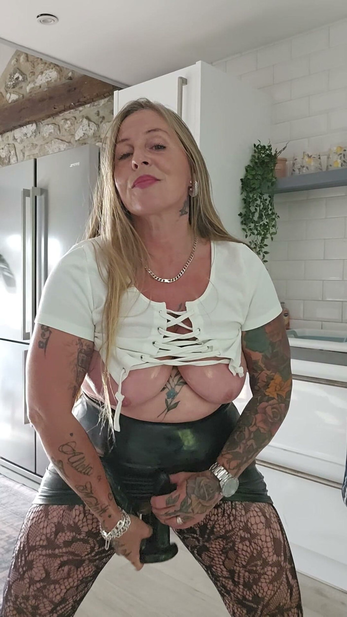 Kitty James: Vidéo d’éjaculation avec un manteau de fourrure blanc