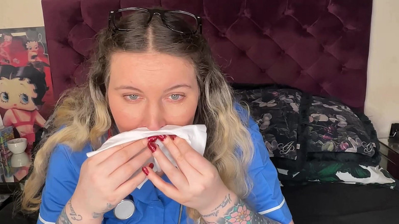 MissFFW: Verpleegster Ffw pijpt haar neus en krijgt eindelijk een nies