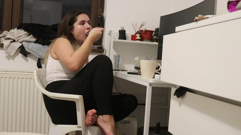 NipsAndStrips: 내 책상에서 먹는 동안 화장실