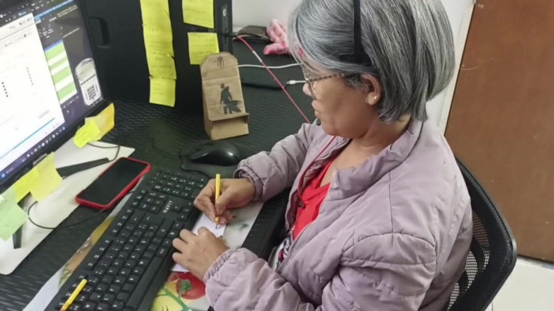 Swingersamateur40: Líbí se ti, když ti při práci kouřím péro?