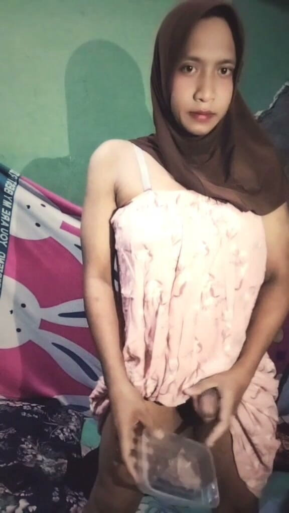 Deboy Candy: Un Beau Hijab En Train De Se Masturber Seul
