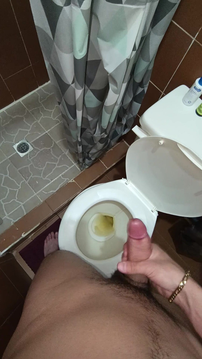 charlessteel: Zwei Spritzer Sperma im Toilettenurin