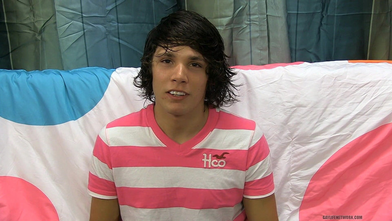 Lollipop Twinks: Jacob Marteny bir kızı etiketlemek istiyor'