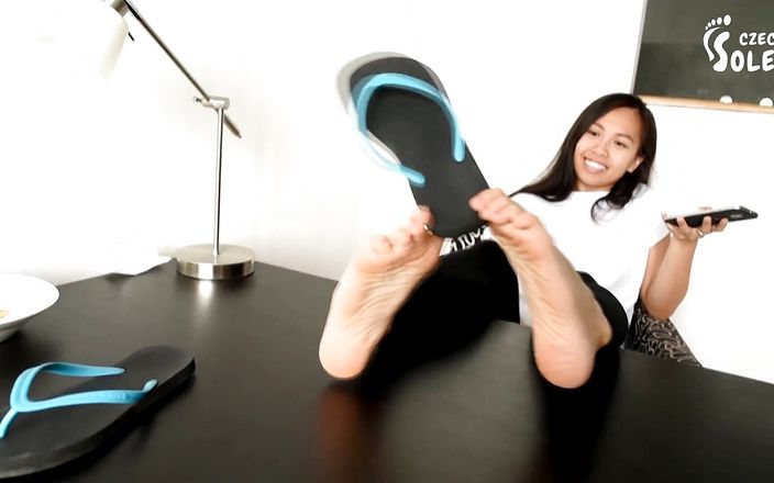 Czech Soles - foot fetish content: Игривые и симпатичные босые ноги азиатки