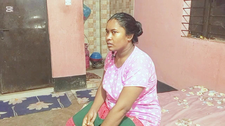 Riyamoni: रसोइया खत्म किया और उसके बिस्तर में बैठ गया, मैं उसके कमरे में गया और उसे गले लगाया