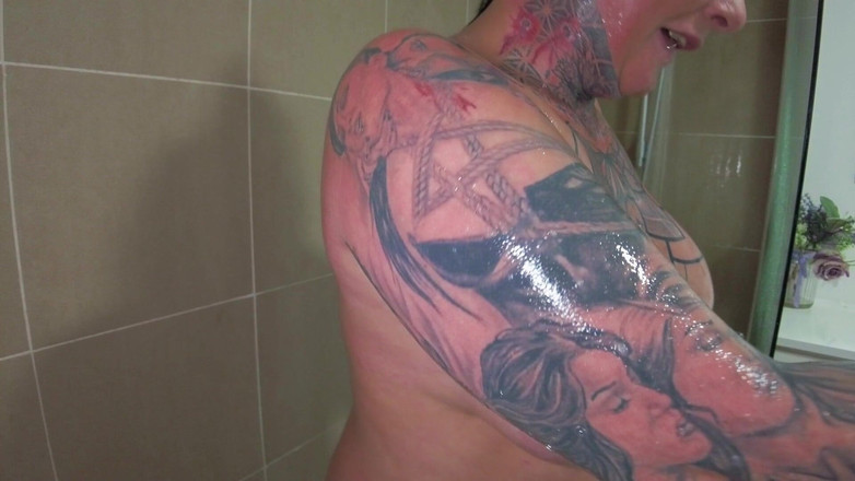 Cheyenne Rose 80: 4 个熟女在淋浴