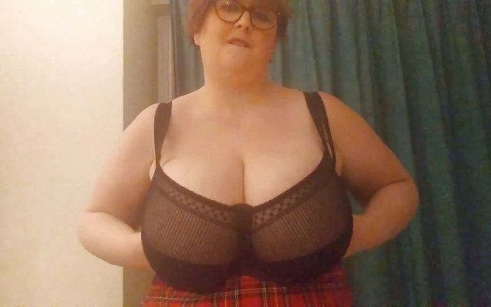 Curvaceous Caledonia: Huge boobs &amp;amp; pussy play