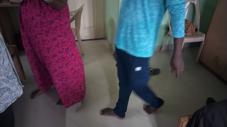 Tamil lesbian: Una pausa