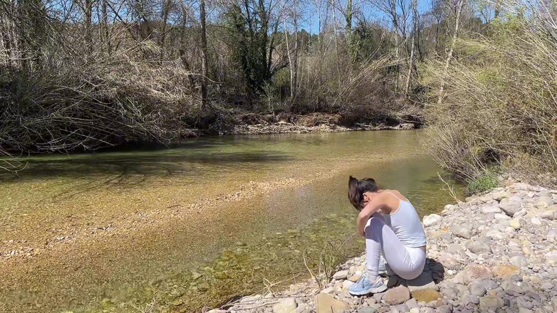 Lissa Brown: Sentada en la cara al aire libre en un lugar