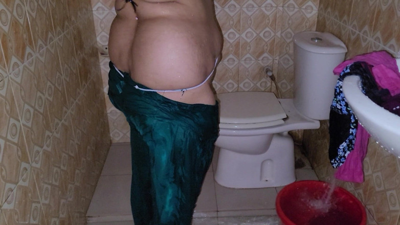 Tasnim Zara: Так весело приймати ванну наодинці у ванній кімнаті