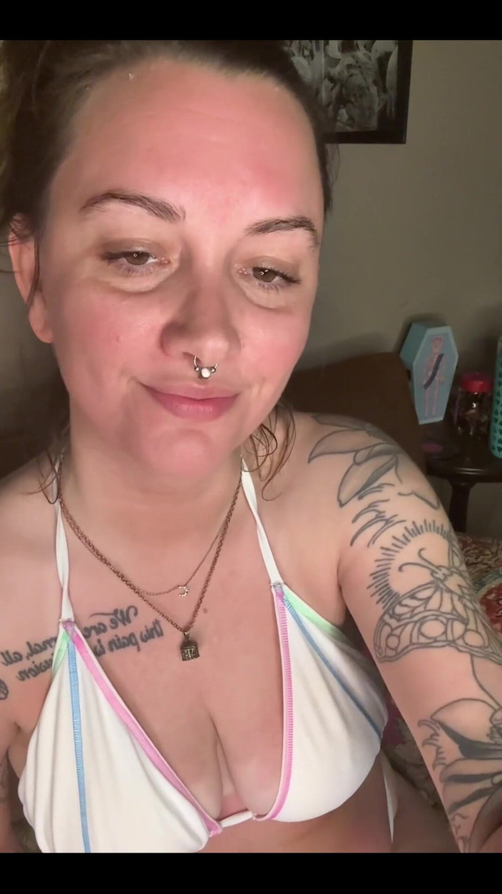 Chery Trees: 奇瑞树在比基尼吸烟