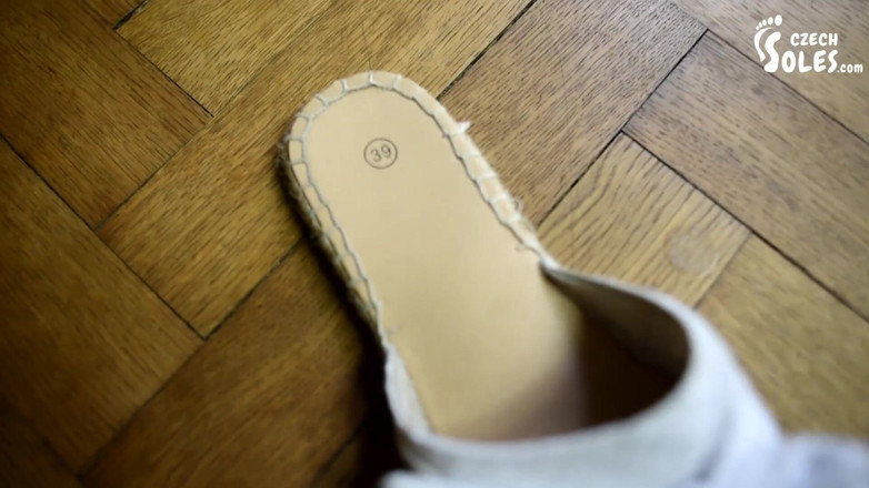 Czech Soles - foot fetish content: Os pés nus de Anna no verão em sandálias posando