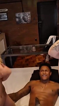 Zwarte man neukt blond en brunette voor de gehoornde brocha