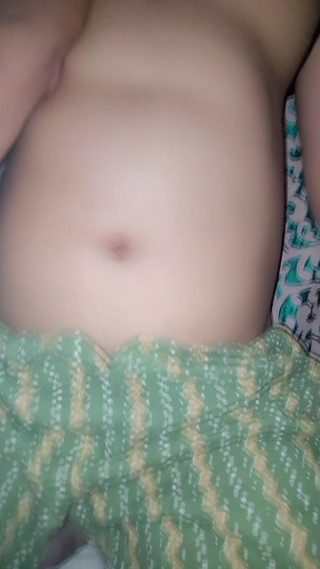 Roobi sharma: Indisches schätzchen in bettkleidung von ihrem ehemann gefickt