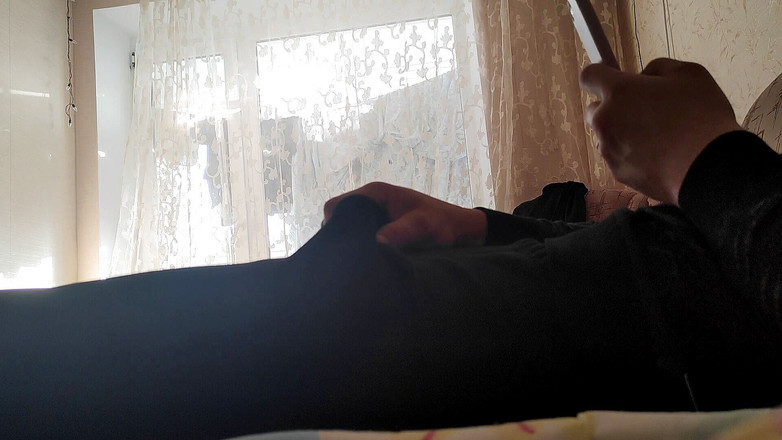 Auff: Мастурбація вдома в трусиках і перегляд порно