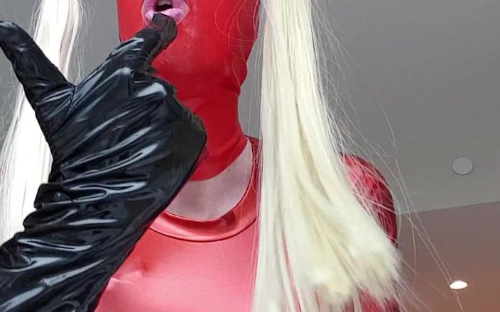 Slutty Sandy: Bimbo sissy prost în latex roșu