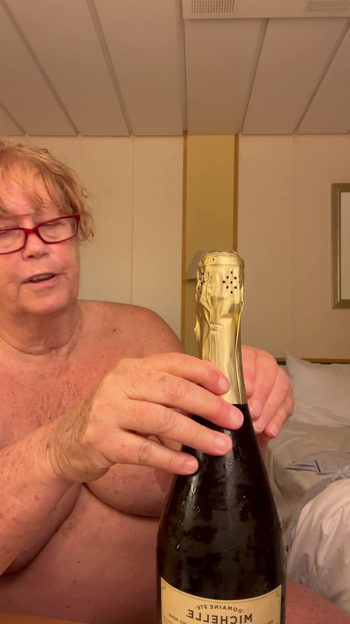 Big Ass 4 U: 내 수영복을 벗고 환호