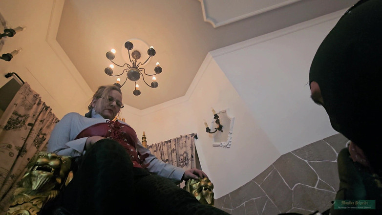 Strict Senz: Monika Smith Burger dev tükürerek çizmeye tapıyor