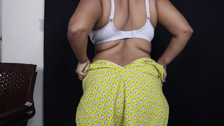 Mona 69: Une bhabhi excitée se doigte jusqu’à l’orgasam