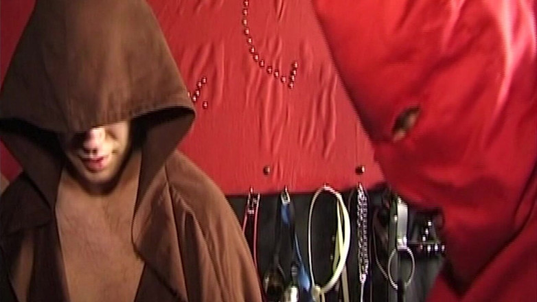 Erotic Club: Mijo encharcado, buceta perfurada recheada com contas em ritual