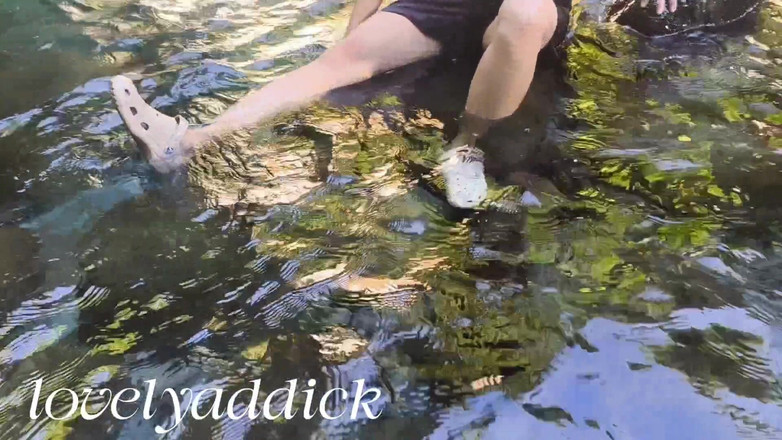 Lovelyaddik: 在河的冷水中洗澡