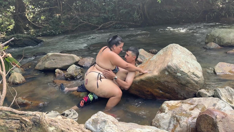 Lexly_16: Sexo arriscado no rio Incrível Foda