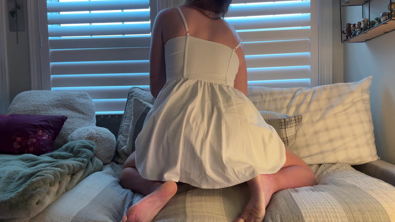 Nadia Foxx: Masum kız beyaz elbise içinde dildosunu kullanıyor