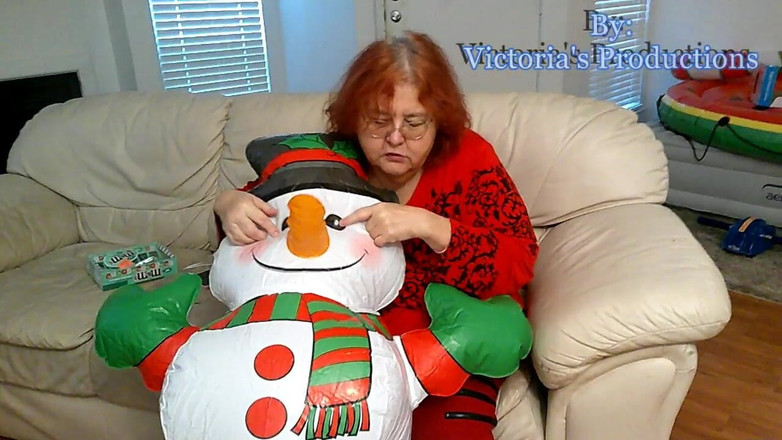 BBW nurse Vicki adventures with friends: Bbw zralá zrzavá sestřička Vicki kouří nafukovací sněhulák pro vás