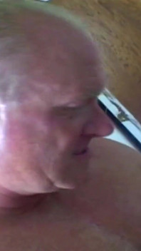 Sexy asiática com peitos pequenos cavalga pau branco em todas as posições